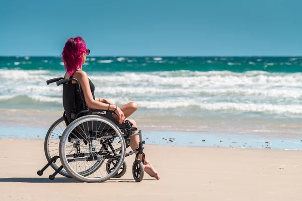 휠체어 장애인된 여자 — 스톡 사진