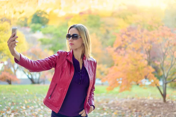 Hübsche Frau beim Selfie — Stockfoto