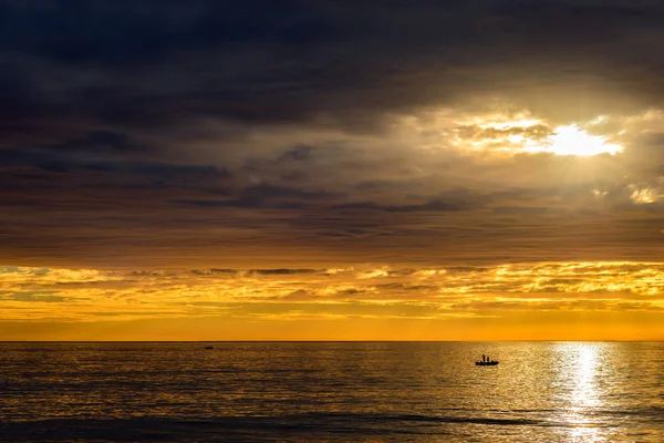 Balıkçılar ile gün batımında tekne — Stok fotoğraf