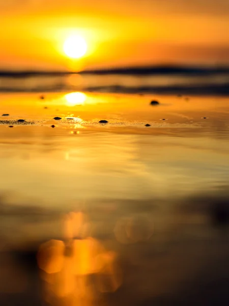 Pôr do sol abstrato na praia com reflexos bokeh — Fotografia de Stock