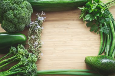 En iyi düz görünüm taze organik sebze yatıyordu