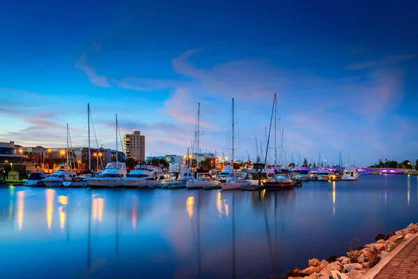 Łodzie w Glenelg, miasto Holdfast Bay, Australia Południowa. — Zdjęcie stockowe