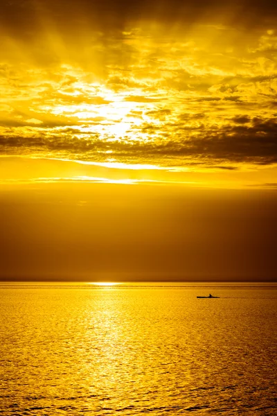 Silueta del pescador en el barco al atardecer — Foto de Stock