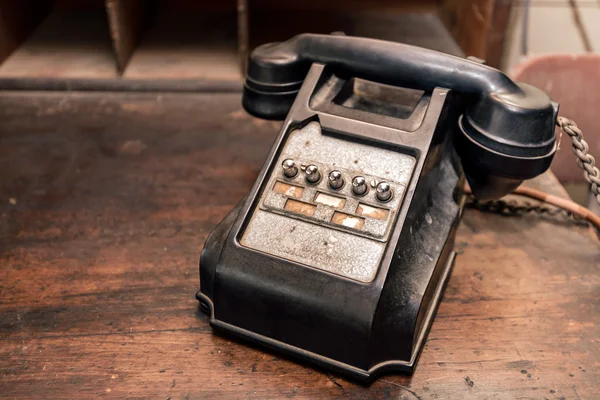 Antiguo teléfono antiguo en el escritorio —  Fotos de Stock