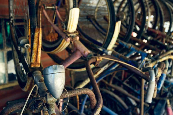 Velhas bicicletas enferrujadas — Fotografia de Stock