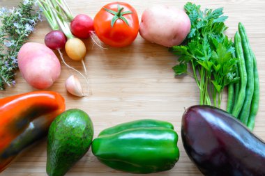 En iyi düz görünüm taze organik sebze yatıyordu