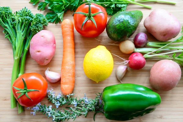 Верх плоский вид на свіжі органічні овочі — стокове фото