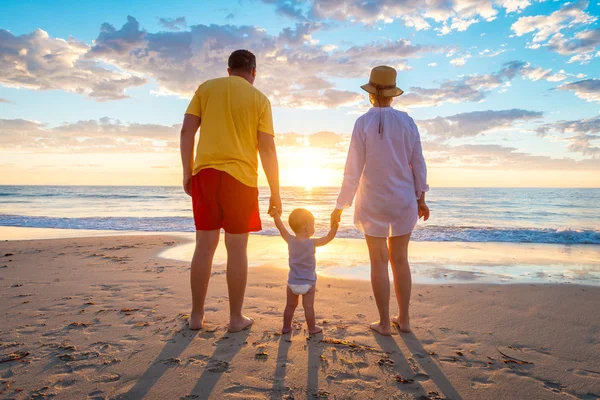 Nonno e nonna con nipote — Foto Stock