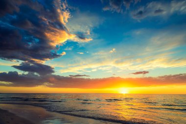 Plajda dramatik günbatımı