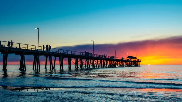 Pessoas no cais ao pôr-do-sol — Fotografia de Stock