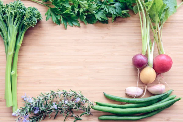 Верх плоский вид на свіжі органічні овочі — стокове фото