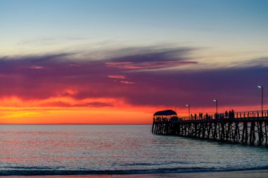 İnsanlar gün batımında iskelede