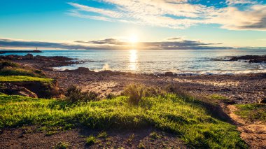 Bulutlar deniz ile dramatik günbatımı