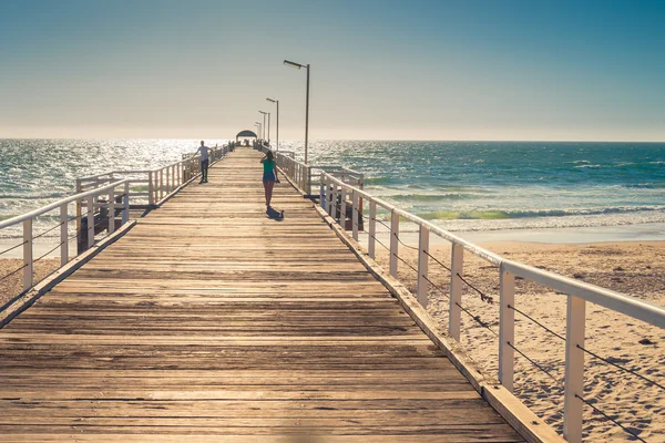 Barfüßige Frau läuft am Pier entlang — Stockfoto