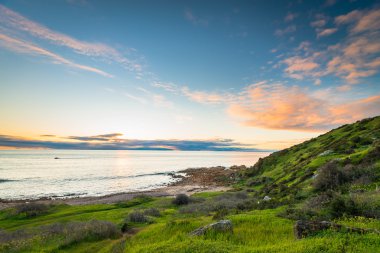 Bulutlar deniz ile dramatik günbatımı