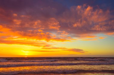 Plajda dramatik günbatımı