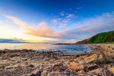 Bulutlar deniz ile dramatik günbatımı