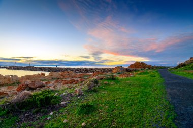 Bulutlar deniz ile dramatik günbatımı