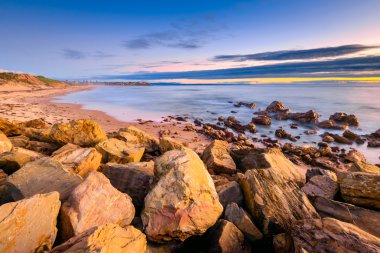 Bulutlar deniz ile dramatik günbatımı