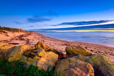 Günbatımı ile bulutlar deniz altında Beach çizgi