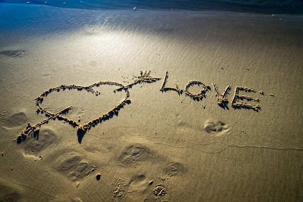 Coeur et flèche dessinés sur sable — Photo