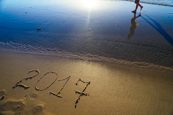 Silhouet van de vrouw reflectie op het strand en nieuwe gij wandelen — Stockfoto