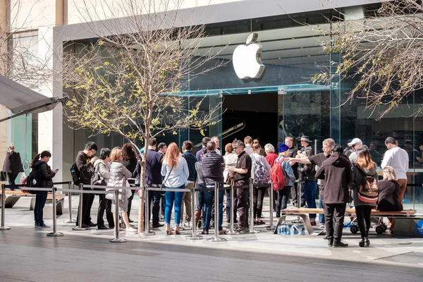 People near Apple Store in Adelade — Stock Photo, Image