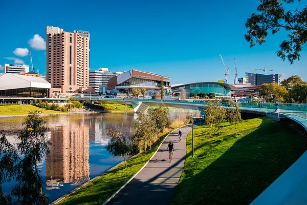 Rivier Torrens voet brug in Adelaide — Stockfoto