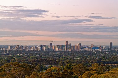 Adelaide, Güney Avustralya - 27 Ekim 2020: Adelaide şehrinin alacakaranlıkta gökyüzüne bakan manzarası