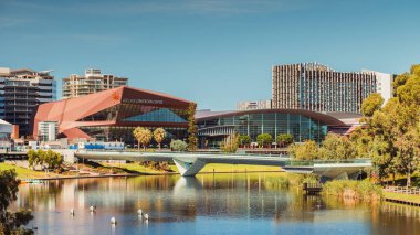 Adelaide, Güney Avustralya - 23 Şubat 2020: Adelaide şehir silueti parlak bir günde Riverbank boyunca izlendi