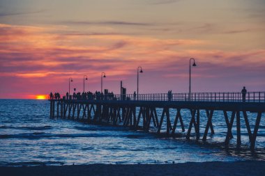Glenelg Jetty, günbatımında insanlarla, Güney Avustralya
