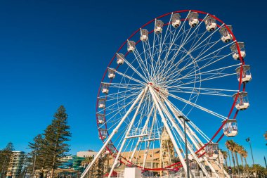 Adelaide, Güney Avustralya - 12 Ocak 2019: Glenelg Mix102.3 Dev Dönme Dolap Moseley Meydanı 'ndan parlak bir yaz gününde izlendi