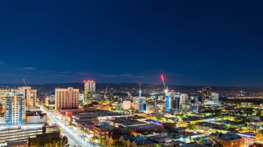 Adelaide, Güney Avustralya - 5 Haziran 2020: Adelaide CBD gökyüzü geceleyin aydınlandı doğuya doğru görüldü