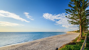 Günbatımında insanlarla birlikte sıcak bir yaz akşamı Güney Avustralya 'da Christies Beach manzarası.