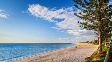 Günbatımında insanlarla birlikte sıcak bir yaz akşamı Güney Avustralya 'da Christies Beach manzarası.