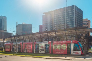 Adelade Şehri, Güney Avustralya - 13 Ağustos 2019: Aydınlık bir günde modern AdelaideMetro tramvayı Victoria Meydanı 'ndan geçiyor