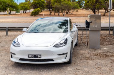 Yorke Yarımadası, Güney Avustralya - 18 Ocak 2020: Tesla şarj istasyonu bir günde Minlaton 'da Model 3 arabasıyla yol boyunca