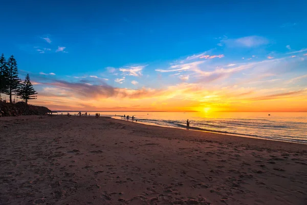 Lidé Užívají Svůj Čas Christies Beach Během Krásného Západu Slunce — Stock fotografie
