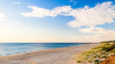 Sıcak bir yaz akşamında, gün batımında insanlarla O 'Sullivan Sahili manzarası, Güney Avustralya