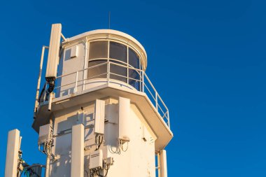 Marino Rocks Deniz Feneri 'ne bağlı cep telefonu antenleri gün batımında, Güney Avustralya