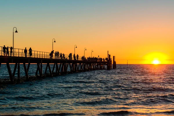 Пристань Пляжі Гленелг Людьми Які Гуляють Заході Сонця Улітку — стокове фото