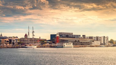 Port Adelaide, Avustralya - 8 Aralık 2018: Yunus Kaşifi teknesiyle Iconic Port Adelaide deniz feneri gün batımında Port River 'da izlendi