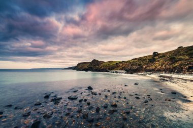 Güney Avustralya 'da alacakaranlıkta engebeli kıyı şeridi olan ikinci vadi sahili.