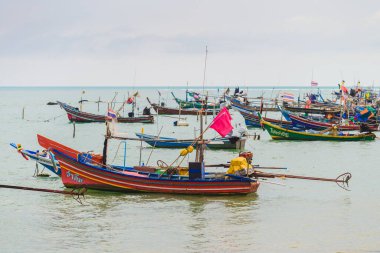 Koh Samui, Tayland - 2 Ocak 2020: Uzun kuyruklu balıkçı tekneleri bir gün Thong Krut sahiline yanaştı
