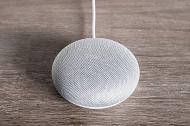 Akıllı ev hoparlörü dijital yardımcısı, üst görünüm düz görünüm