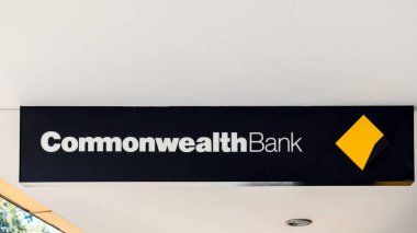 Adelaide, Güney Avustralya - 17 Ağustos 2019: Unley alışveriş merkezi yakınlarındaki girişin üstündeki Commonwealth Bank şube logosu