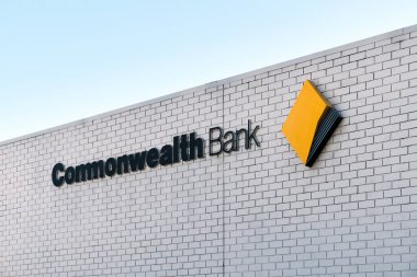 Adelaide, Güney Avustralya - 17 Ağustos 2019: Unley alışveriş merkezi yakınlarındaki girişin üstündeki Commonwealth Bank şube logosu