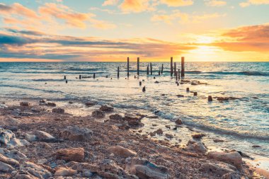 Günbatımında Iconic Limanı Willunga iskelesi sütunları, Güney Avustralya