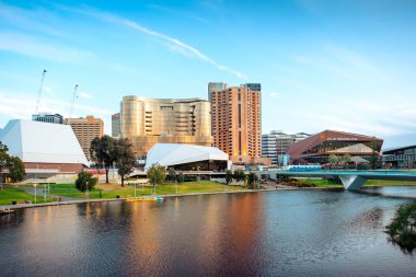 Adelaide, Güney Avustralya - 7 Eylül 2020: Adelaide CBD günbatımında Torrens Nehri 'nin karşısındaki yeni Skycity kumarhane binasıyla gökyüzü