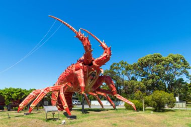 Kingston SE, Güney Avustralya - 14 Şubat 2021: The Big Lobster, Lobster Larry olarak bilinen Gambier Dağı 'na giden bir turistik merkezdir. Heykel çelik ve fiberglastan yapılmıştır ve yerel halkın dikkatini çekmeyi amaçlamıştır.